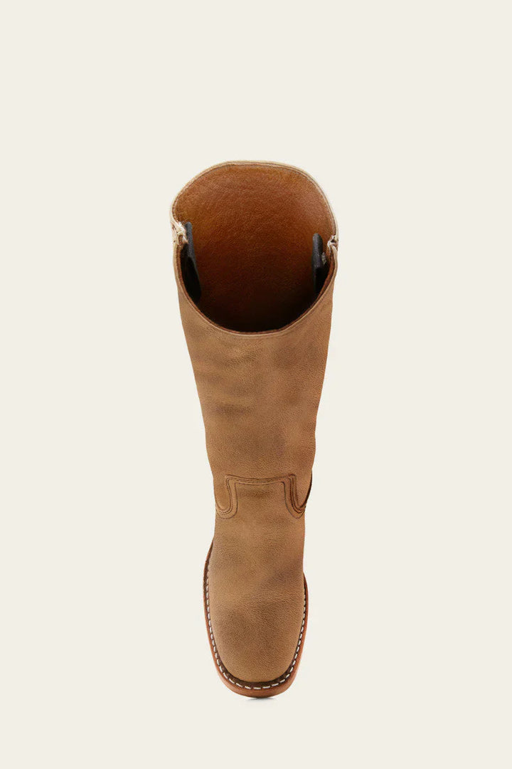 Semelle crantée des bottes montantes femme structurées. Adhérence robuste et confort hivernal. Chaussures mode.