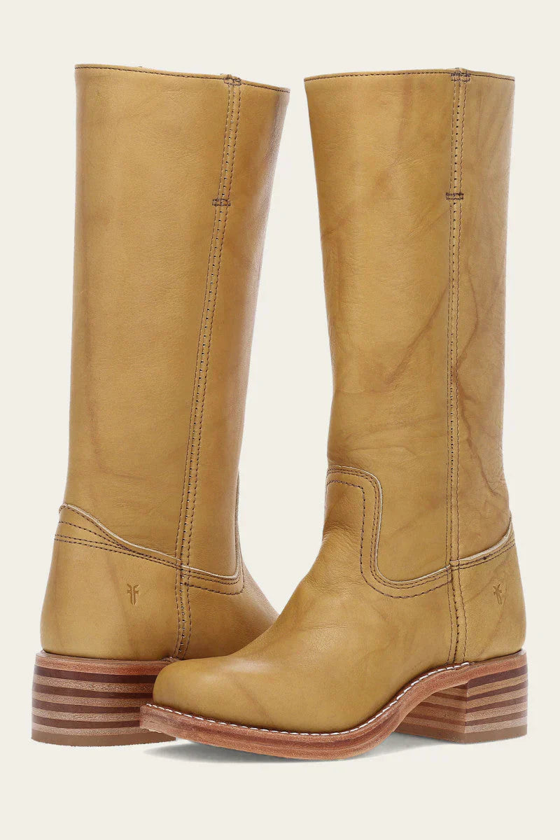 Détails de la fermeture des bottes montantes femme structurées. Élégance et robustesse pour l'hiver.