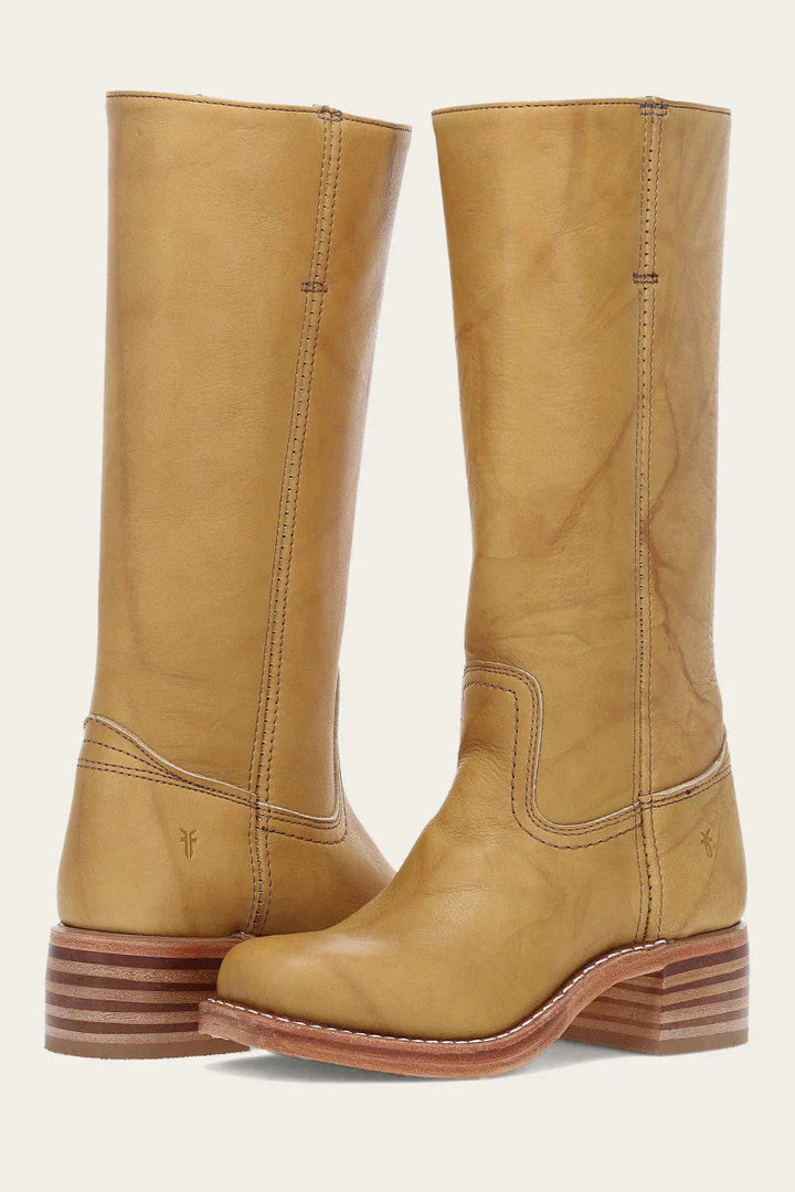 Détails de la fermeture des bottes montantes femme structurées. Élégance et robustesse pour l'hiver.